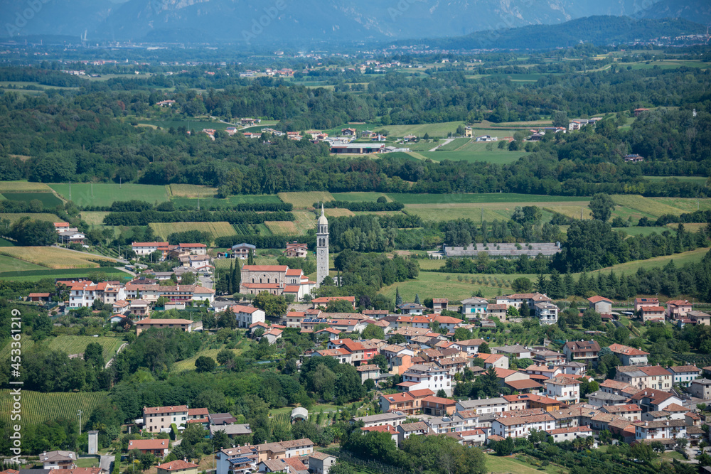 Fotografía aérea de un pueblo y del paisaje rural en la región italiana de Friuli-Venezia-Giulia