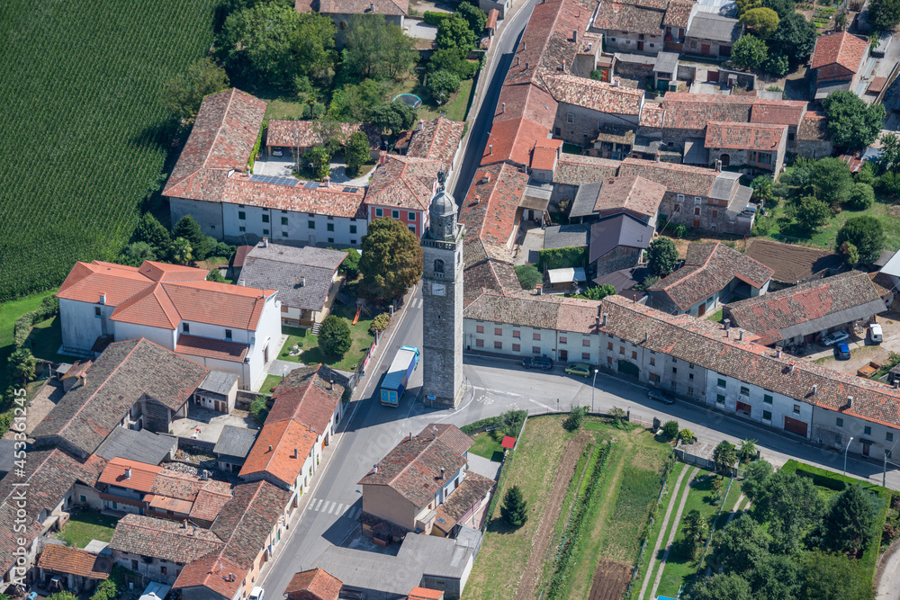 Fotografía aérea de un campanario y casas del pueblo de Codroipo en la región italiana de Friuli-Venezia-Giulia