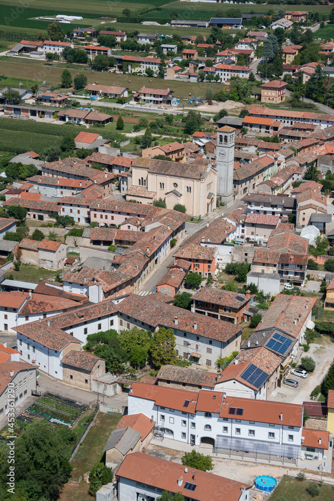 Fotografía aérea de la iglesia y centro urbano de un pueblo de la comarca de Pordenone, Italia