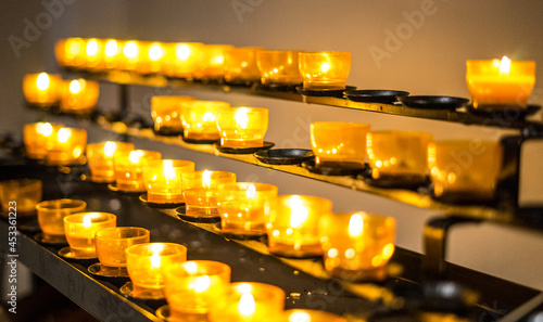 Kerzenleuchten in der Kirche