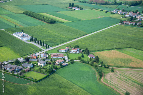 Fotografía aérea de paisaje rural y campos de cultivo en la región italiana de Friuli-Venezia-Giulia
