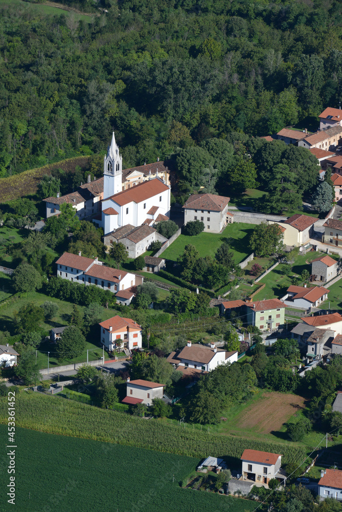 Fotografía aérea de un pueblo de montaña en los alpes Carnicos en la región de Udine en Italia