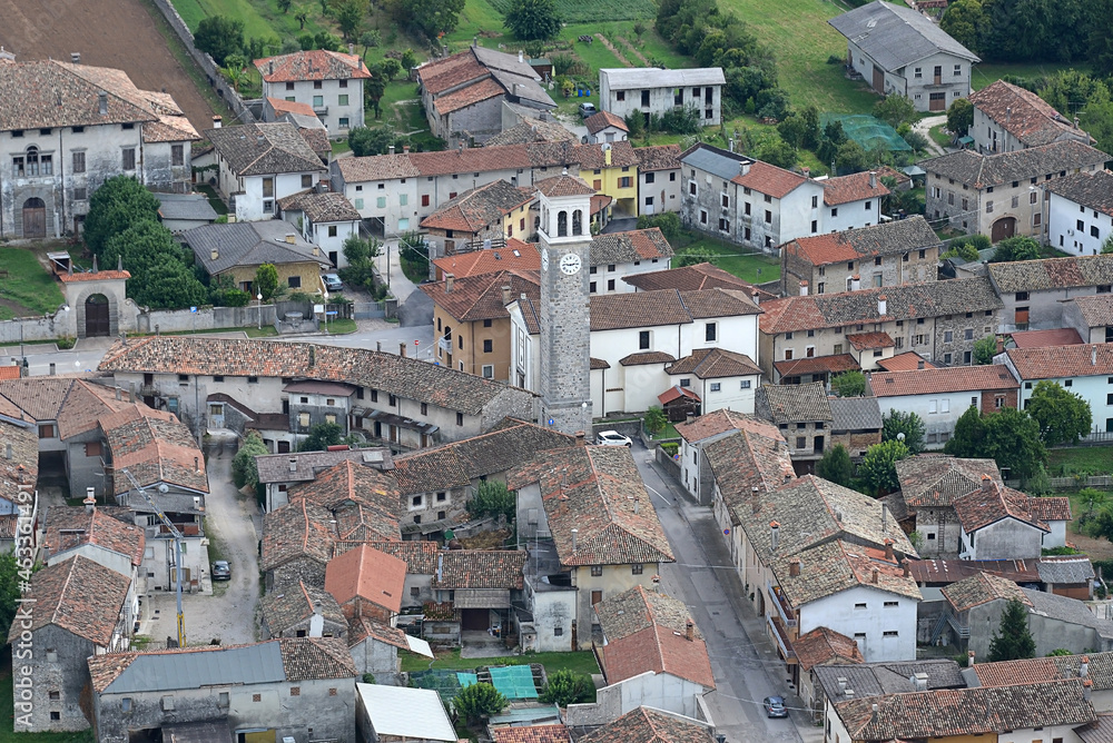 Fotografía aérea de la iglesia y centro urbano en la región italiana de Friuli-Venezia-Giulia