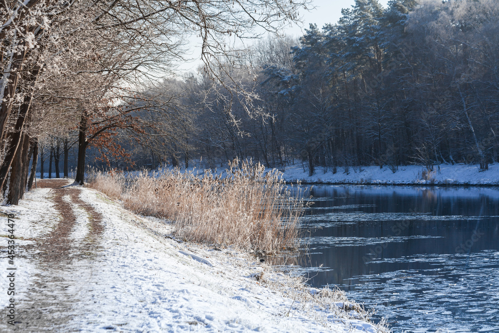 Obraz premium spree oder channel in winter time, close to berlin with snow and ice