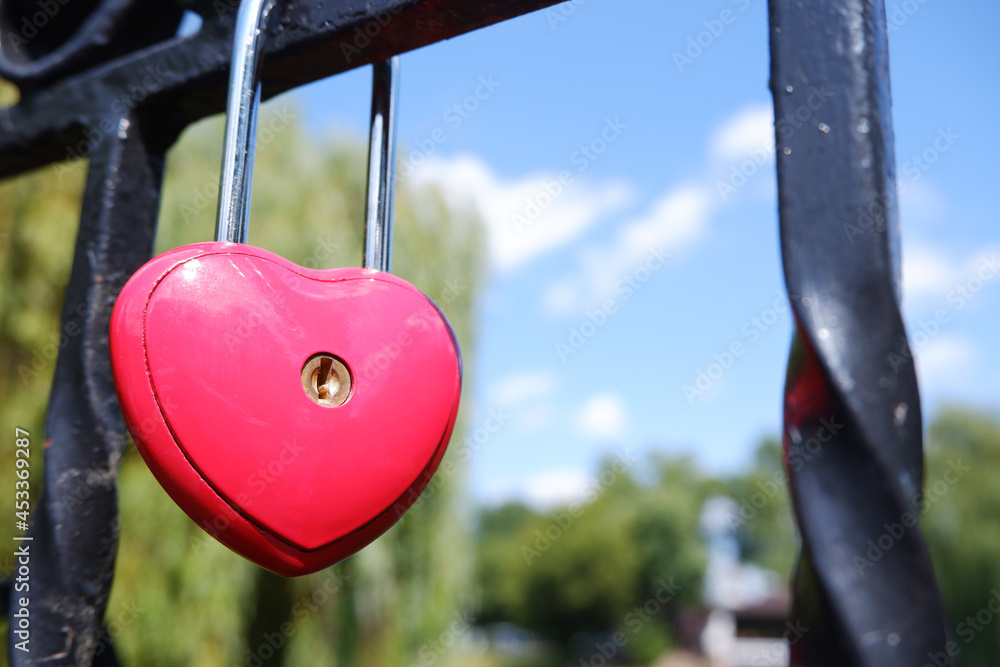 metal-red-door-lock-in-the-shape-of-a-heart-on-the-fence-as-a-symbol-of