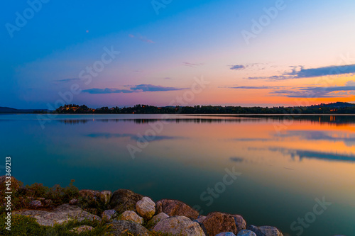 lago varese 02 - tramonto sulle acque tranquille e quasi immobili