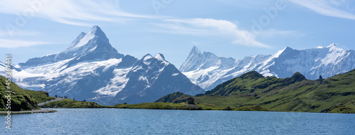 panorama sur un lac de montagne avec des sommets enneigés en fond  © Olivier Tabary