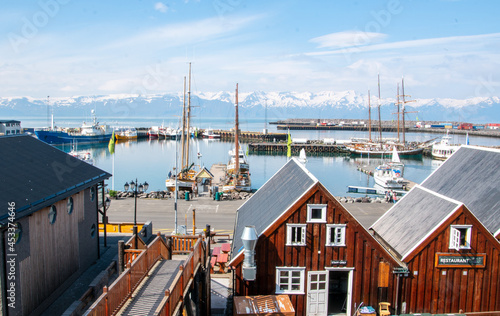 Der Hafen von Husavik. Húsavík liegt an der Skjálfandi Bucht im Norden von Island. photo