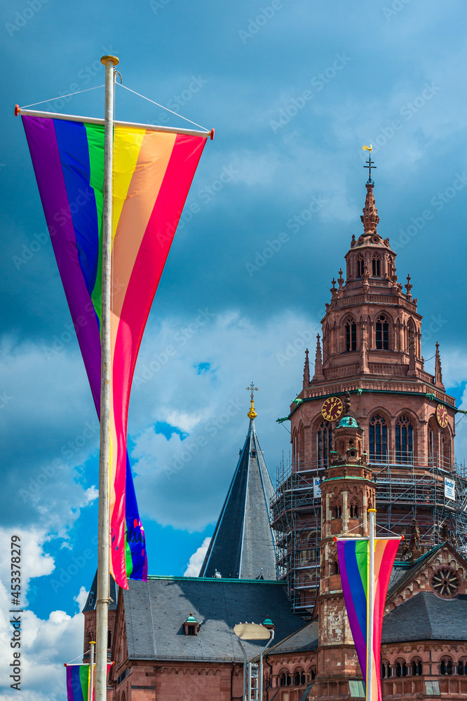 Obraz premium LGBT-Fahne vor mainzer Dom