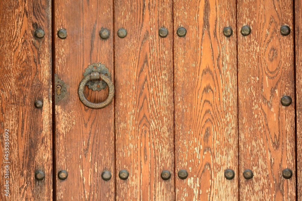 Obraz premium Detalle de una puerta antigua de madera cerrada