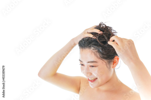 髪のセットをする若い女性