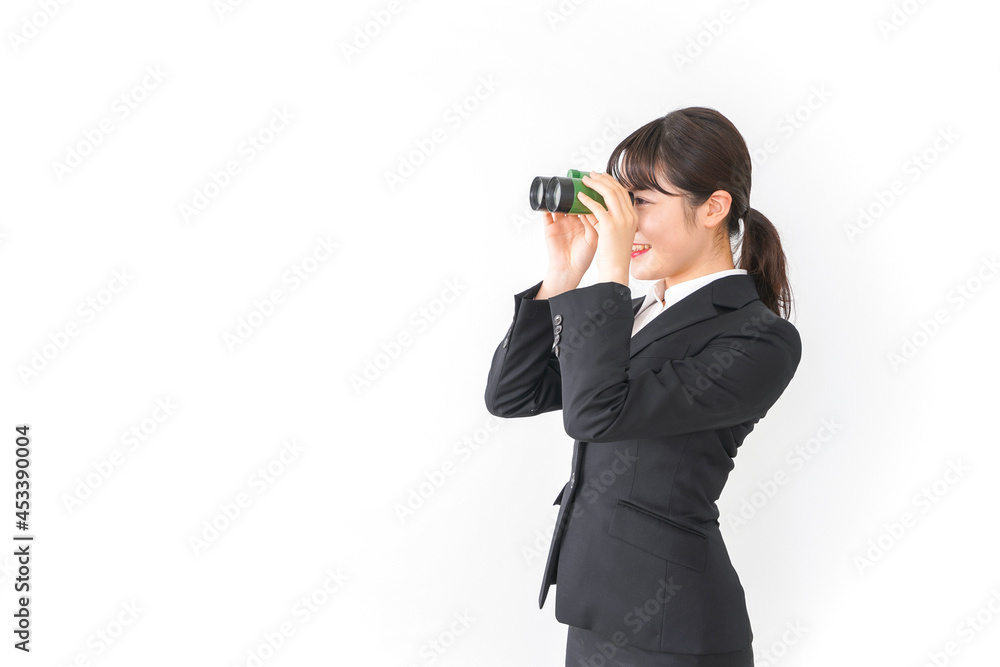 引っ越しをする若い女性 引っ越しをする若い女性