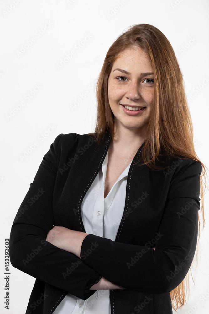 jovem mulher ruiva profissional de blazer no fundo branco jovem mulher ruiva profissional de blazer no fundo branco