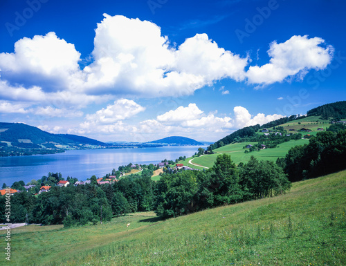 オーストリア ゼーライテン アッター湖と民家