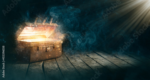 Obraz na plátně Open the glowing ancient treasure chest.