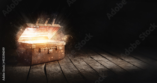 Photo Open the glowing ancient treasure chest.