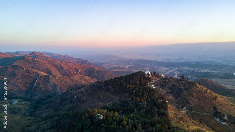 Observatorio Astronómico y Astrofísico de Bosque Alegre ubicado en la punta de la montaña, en un atardecer espectacular. Provincia de Córdoba, Argentina.
