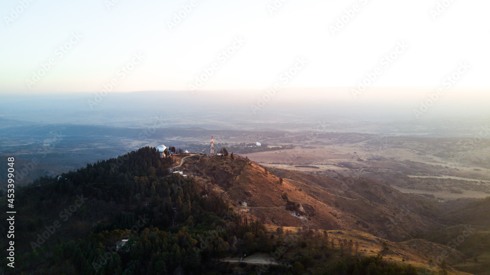 Fototapeta premium Observatorio Astronómico y Astrofísico de Bosque Alegre ubicado en la punta de la montaña, en un atardecer espectacular. Provincia de Córdoba, Argentina.