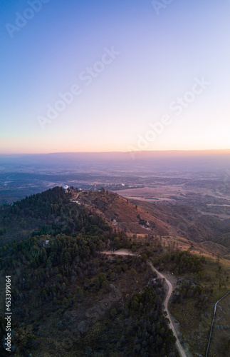 Observatorio Astronómico y Astrofísico de Bosque Alegre ubicado en la punta de la montaña, en un atardecer espectacular. Provincia de Córdoba, Argentina.