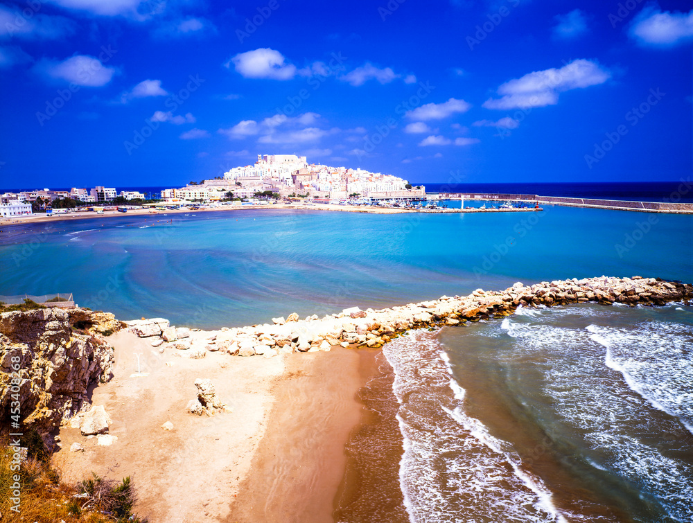 スペイン ペニスコラの海岸と城壁 Photos Adobe Stock