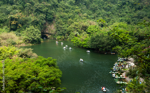 C'est le paysage à Ninh Binh au Vietnam. Les gens des bateaux à rames. À Trang An