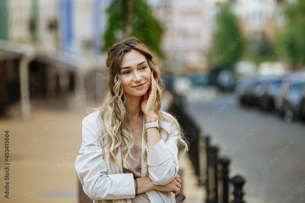 Fototapeta premium portrait of a woman against the background of the city
