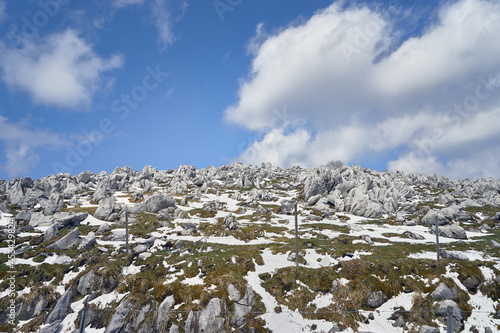 地上1000メートル以上の石灰岩台地、愛媛県にある積雪の残った四国カルストの眺め。