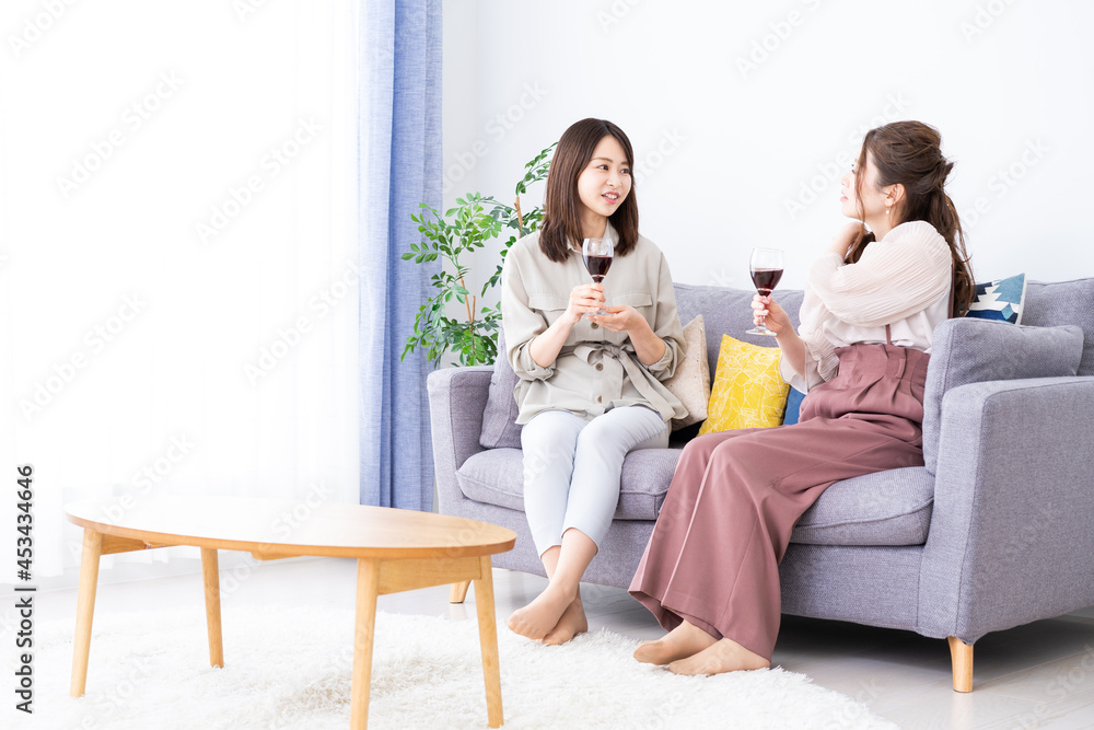 Obraz premium おうちで女子会をする若い女性たち