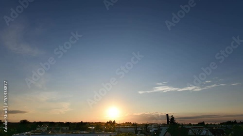 Romantischer Sonnenuntergang im Zeitraffer