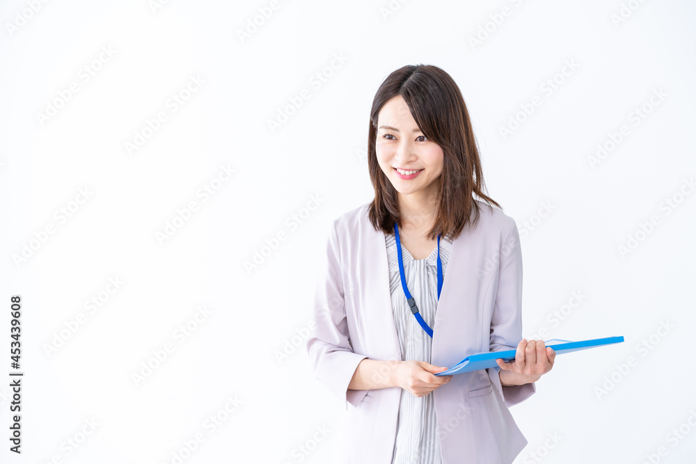 プレゼンテーションをする若いビジネスウーマン