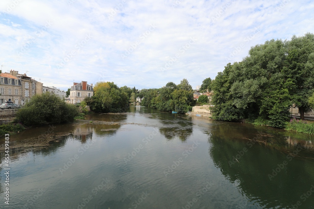 La riviere Clain, ville de Poitiers, departement de la Vienne, France La riviere Clain, ville de Poitiers, departement de la Vienne, France