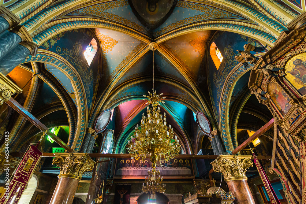 Obraz premium ギリシャ ロドス島のアルハンゲロスにある大天使ミカエル教会の煌びやかな聖堂内 Church of Michael the Archangel