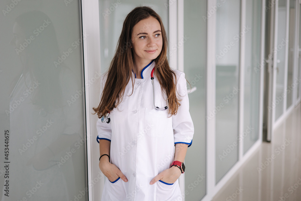 Portrait of a female doctor stand bright modern hospital. medecine concept