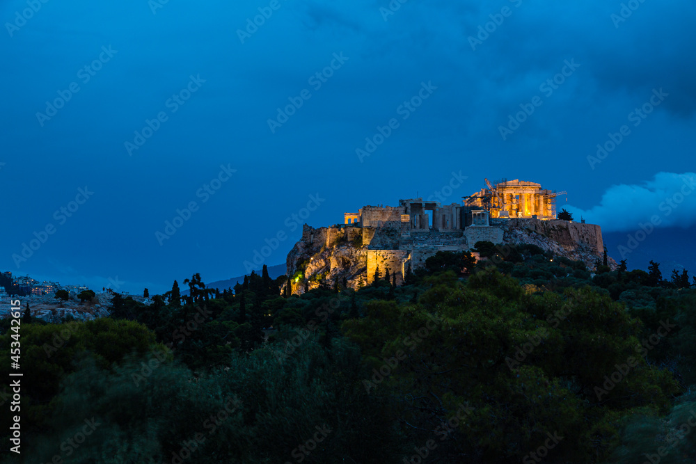 ギリシャ　アテネのアレオパゴスの丘から見えるライトアップされたアクロポリスとパルテノン神殿