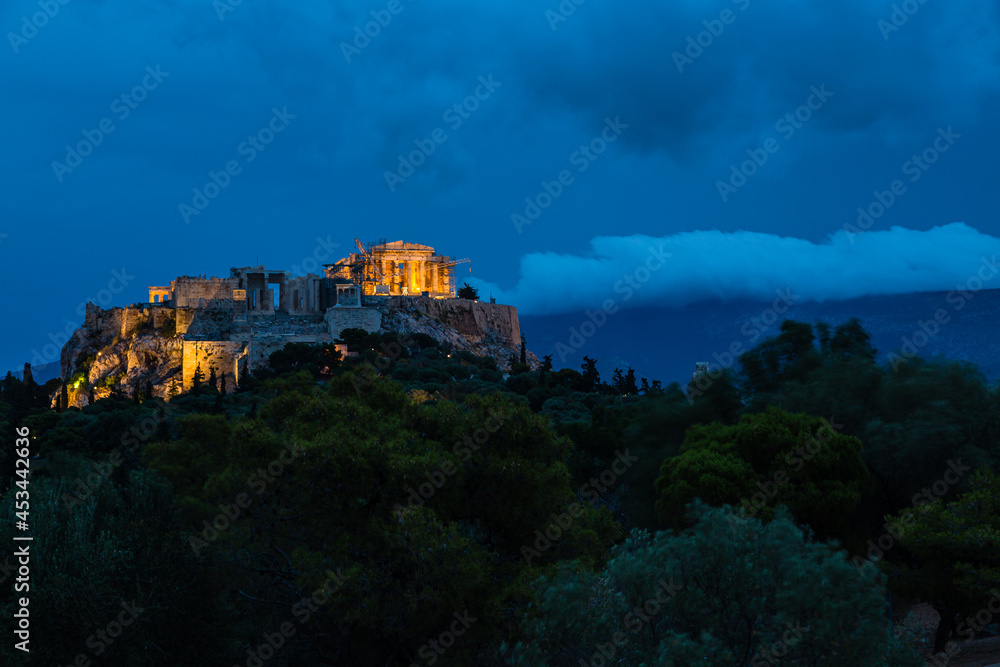 ギリシャ　アテネのアレオパゴスの丘から見えるライトアップされたアクロポリスとパルテノン神殿