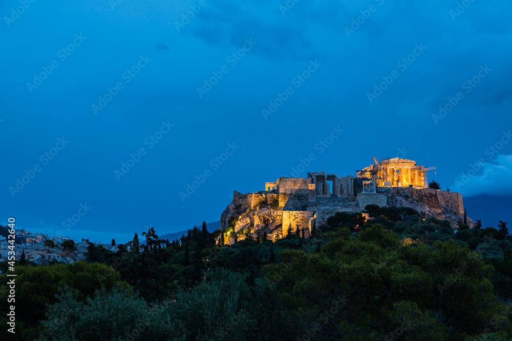Fototapeta premium ギリシャ アテネのアレオパゴスの丘から見えるライトアップされたアクロポリスとパルテノン神殿