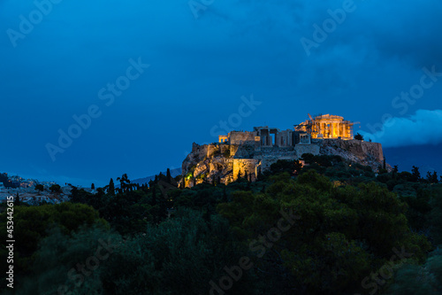 ギリシャ アテネのアレオパゴスの丘から見えるライトアップされたアクロポリスとパルテノン神殿