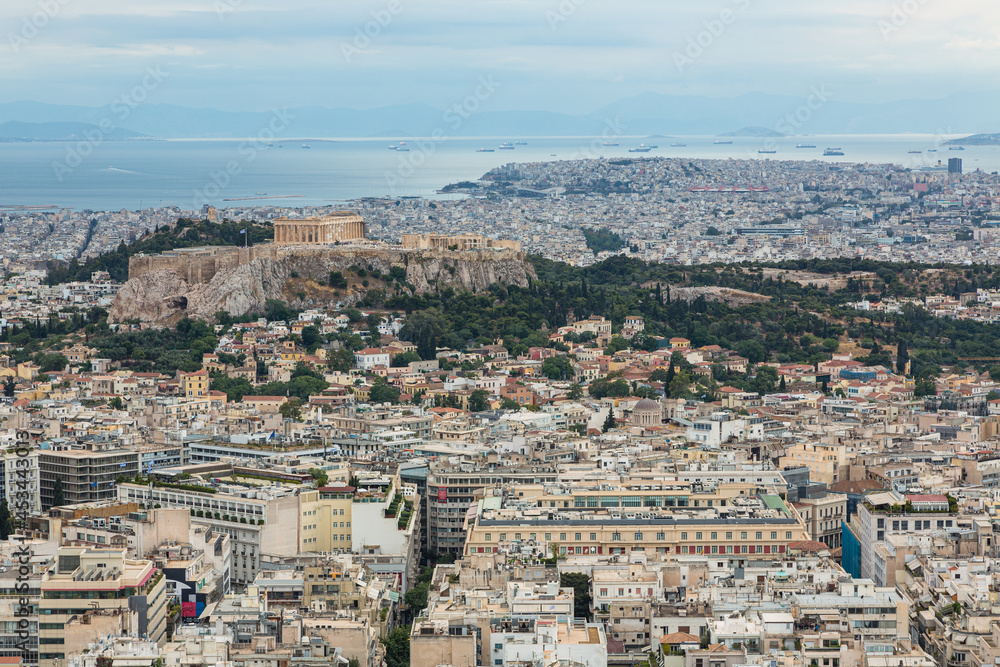 ギリシャ　アテネのリカヴィトスの丘の頂上から見えるアクロポリス、パルテノン神殿、アテネの街並みとエーゲ海