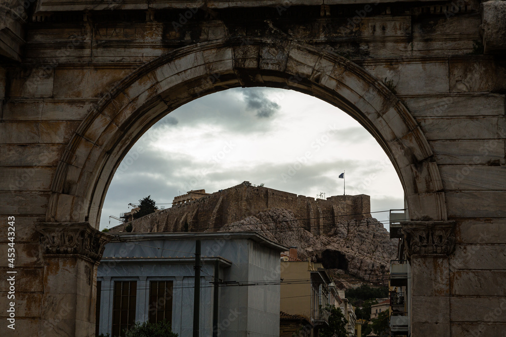 ギリシャ　アテネのハドリアヌスの凱旋門から見えるアクロポリス