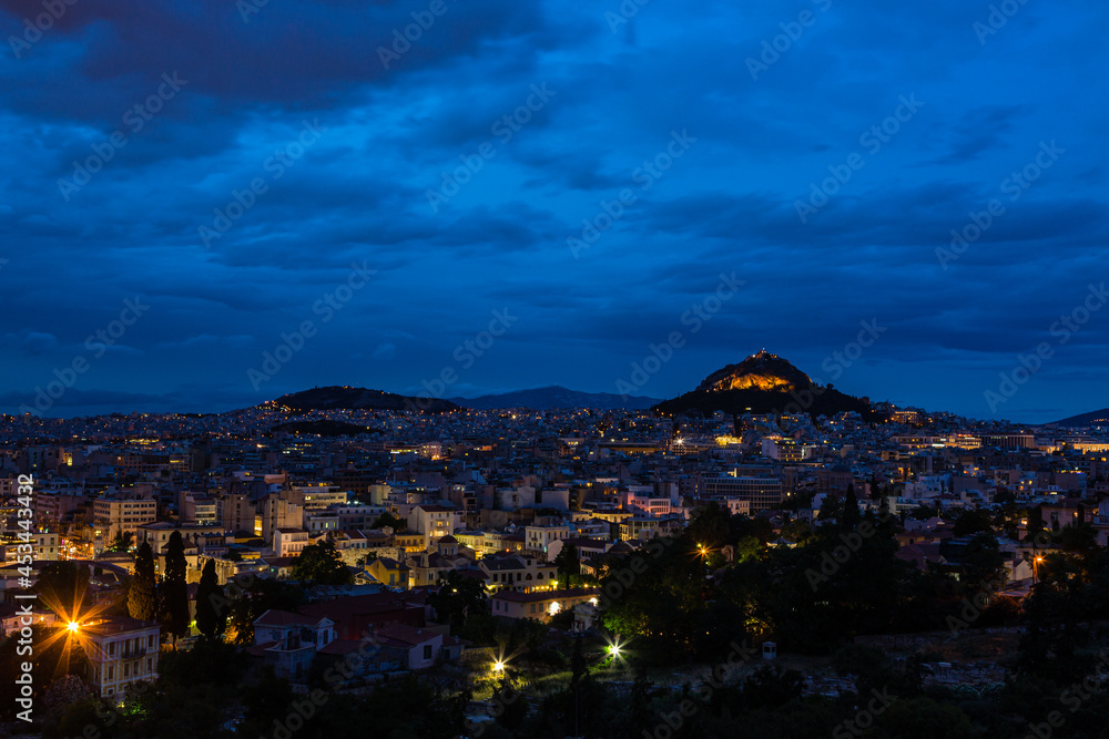 ギリシャ　アテネのアレオパゴスの丘から見えるリカヴィトスの丘とアテネの夜景