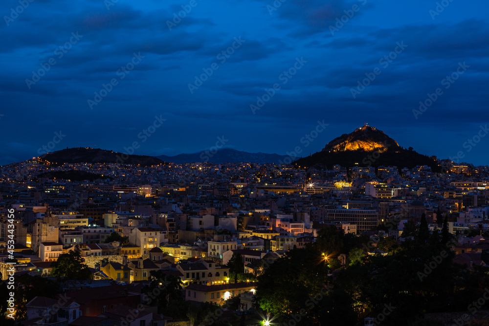 ギリシャ　アテネのアレオパゴスの丘から見える夜景とリカヴィトスの丘