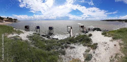 Grand angle sur les cabanes de la plage des Vergnes de MESCHERS-SUR-GIRONDE  - 2021