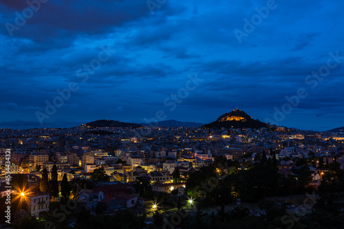 ギリシャ　アテネのアレオパゴスの丘から見えるリカヴィトスの丘とアテネの夜景 © pespiero