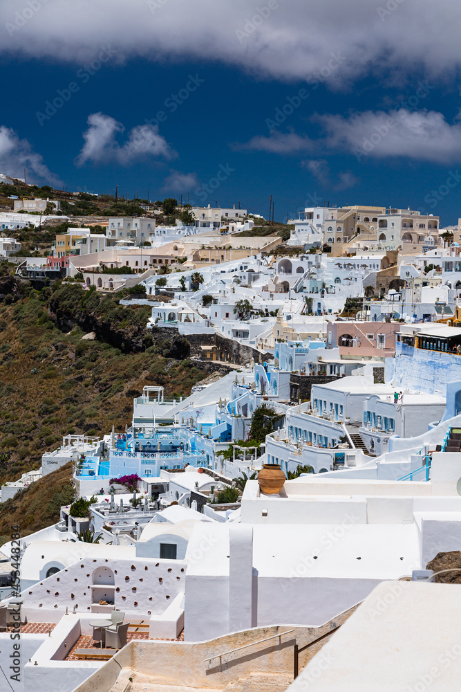 ギリシャ　サントリーニ島の断崖の上にあるフィロステファニの白い街並み