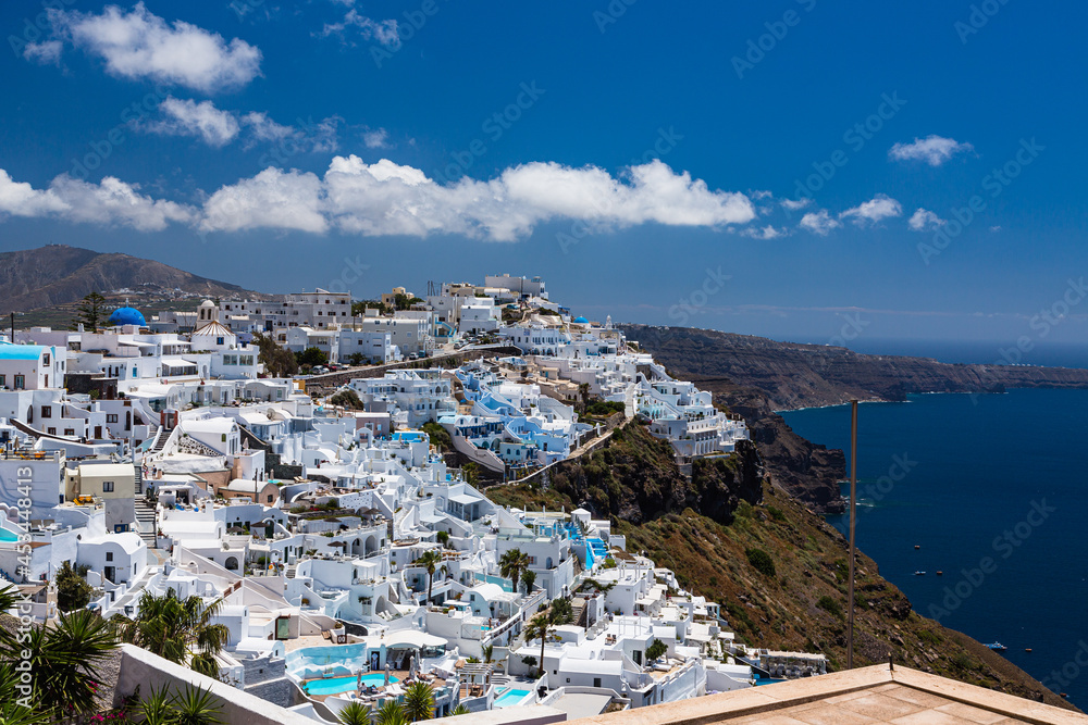 ギリシャ　サントリーニ島の断崖の上にあるフィラの白い街並みとエーゲ海