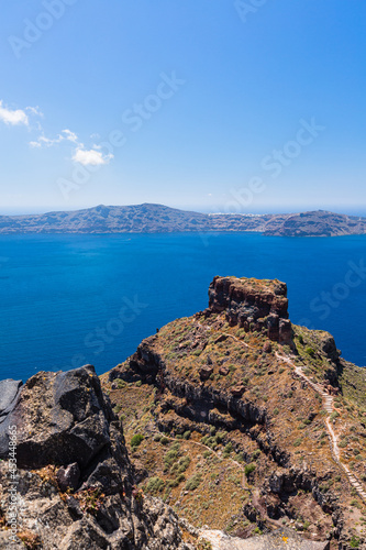ギリシャ サントリーニ島の断崖の上にあるイスカロスロック