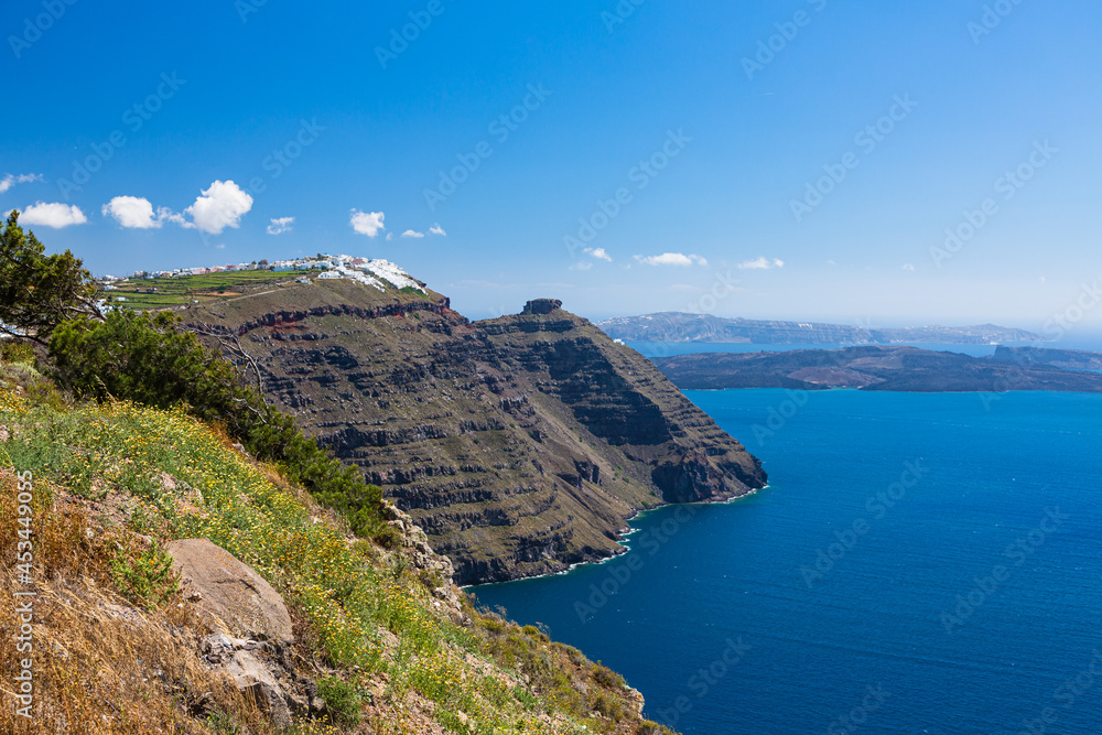 
ギリシャ　サントリーニ島のフィラからティアへのハイキングコースからの風景　断崖絶壁の崖とコバルトブルーのエーゲ海