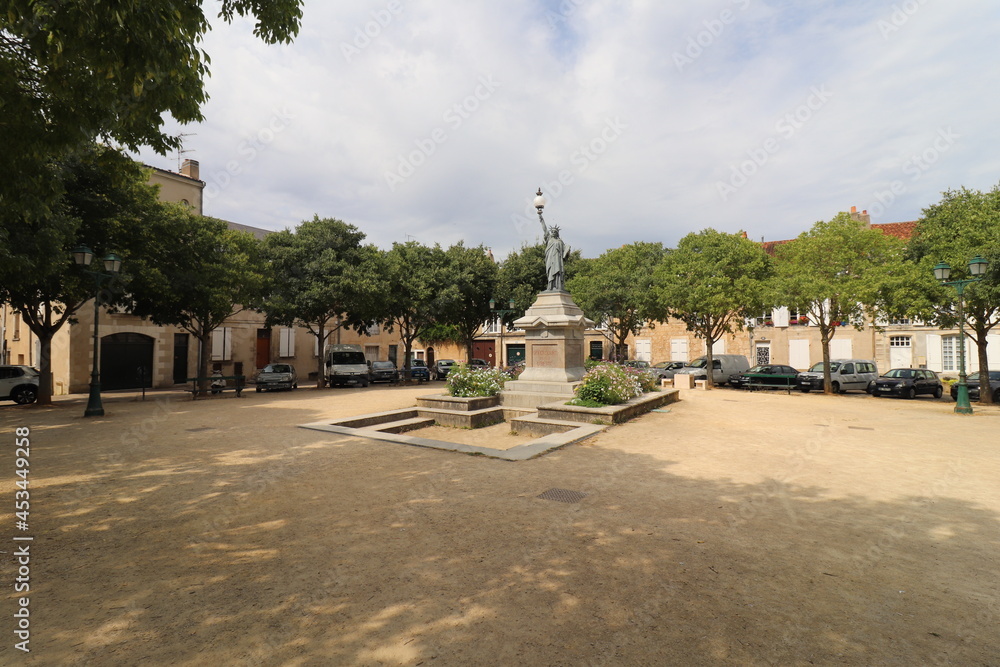 Obraz premium La place de la liberté, ville de Poitiers, departement de la Vienne, France