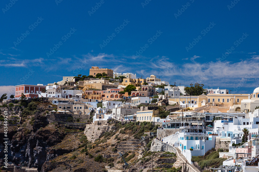 ギリシャ　サントリーニ島の丘にあるフィラの街並み