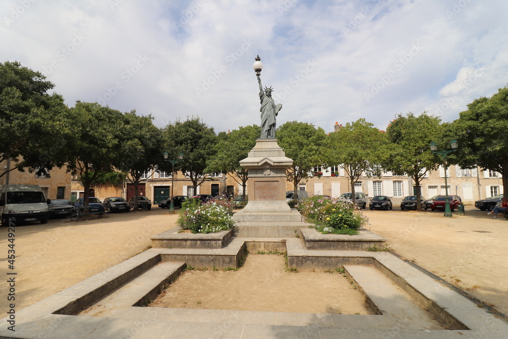 Fototapeta premium La place de la liberté, ville de Poitiers, departement de la Vienne, France
